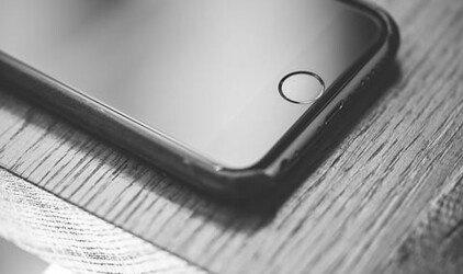 Мэр Ярославля вручил смартфоны школьникам из многодетных семей