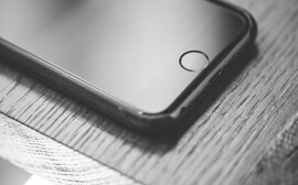Мэр Ярославля вручил смартфоны школьникам из многодетных семей